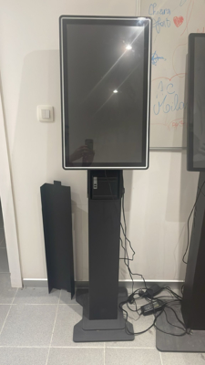 Sprzedaż hurtowa ze skanowaniem zamówienia 23.8 Inch 27inch 32inch Podłoga stojąca Digital Signage Display Reklama Podłoga stojąca Kiosk pojemnościowy dotykowy z Androidem lub systemem Windows