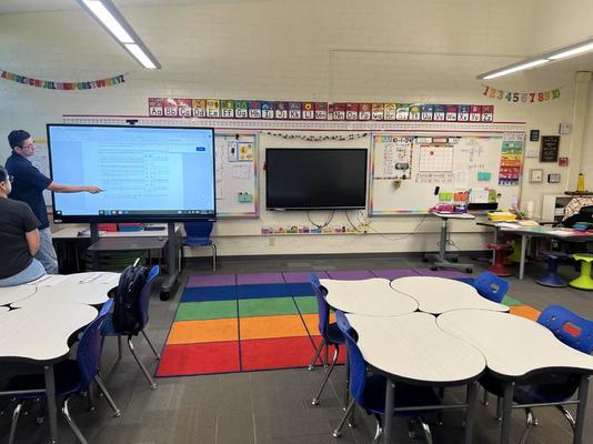 Tryb pisania palcem lub dowolnym nieprzezroczystym przedmiotem. Monitor interaktywny wyposażony w 4 GB lub 8 GB pamięci RAM, umożliwiający płynną reakcję na dotyk i pracę w edukacji szkolnej, nauczaniu i na interaktywnej tablicy.