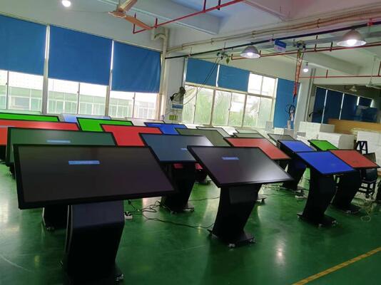 55-calowy kiosk z ekranem dotykowym 4K z systemem Android/Windows do interaktywnego digital signage i menu board