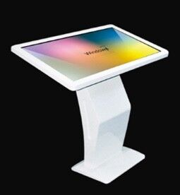 Stojący cyfrowy wyświetlacz LCD 3840x2160 LED z ekranem dotykowym, stojący na podłodze