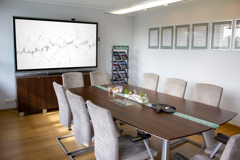 Współpraca w prezentacjach ułatwiona za pomocą interaktywnego monitora ekranu dotykowego i oprogramowania Whiteboard
