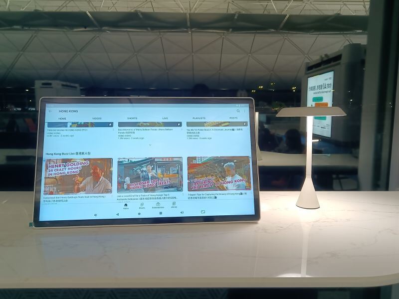 Mobilny monitor dotykowy o przekątnej 24,5 cala i pamięci RAM o pojemności 8 GB. Wyświetlacz stacjonarny i stojący na podłodze